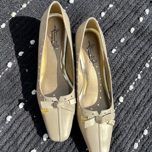 Soft Style Hush Puppies heels. Size 8.5